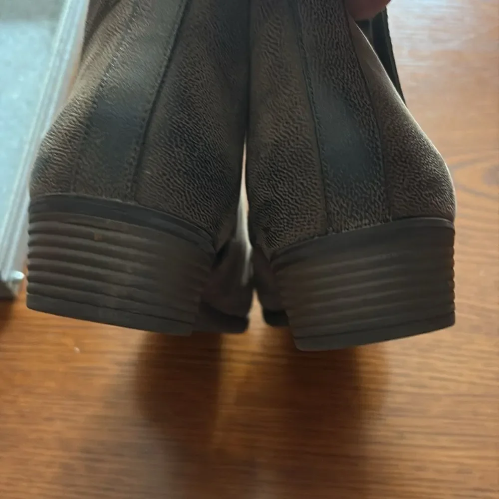 Pierre Dumas size 9 boot, a light and dark brown color, depending on light
